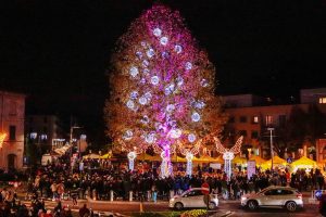 Cernobbio inaugurazione albero di natale di città dei balocchi