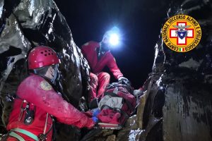 cnsas-montagna-alpini-recupero-grotta-speleologi (14)