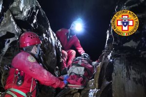 cnsas-montagna-alpini-recupero-grotta-speleologi (14)