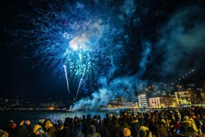 Como fuochi d'artificio del comune di como sparati dalla diga per capodanno