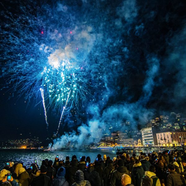 Como fuochi d'artificio del comune di como sparati dalla diga per capodanno