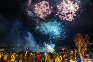 Como fuochi d'artificio del comune di como sparati dalla diga per capodanno