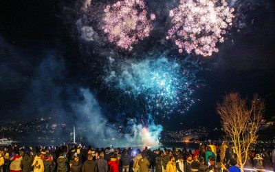 Como fuochi d'artificio del comune di como sparati dalla diga per capodanno