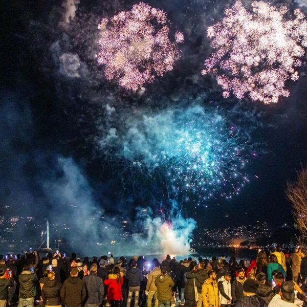 Como fuochi d'artificio del comune di como sparati dalla diga per capodanno