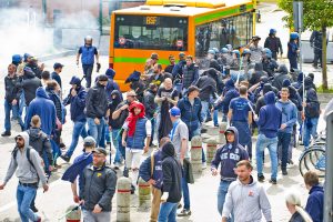 tifosi del Lecco Calcio fuori dallo stadio Sinigaglia         ph: Carlo Pozzoni