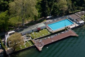 INAUGURAZIONE BATTELLO DI BABBO NATALE SU MOTONAVE ORIONE DA SX IL PREFETTO DI COMO CORRADO CONFORTO GALLI IL SOTTOSEGRETARIO ALESSANDRO MORELLI IL SINDACO ALESSANDRO RAPINESE E IL GESTORE NAVIGAZIONE PIETRO MARRAPODI COMO FOTO CUSA 01-12-2025