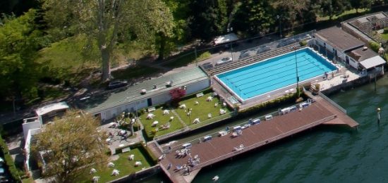 INAUGURAZIONE BATTELLO DI BABBO NATALE SU MOTONAVE ORIONE DA SX IL PREFETTO DI COMO CORRADO CONFORTO GALLI IL SOTTOSEGRETARIO ALESSANDRO MORELLI IL SINDACO ALESSANDRO RAPINESE E IL GESTORE NAVIGAZIONE PIETRO MARRAPODI COMO FOTO CUSA 01-12-2025