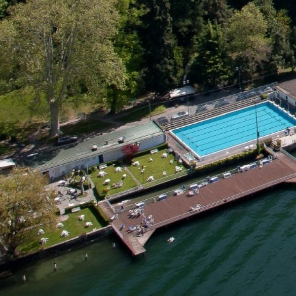 INAUGURAZIONE BATTELLO DI BABBO NATALE SU MOTONAVE ORIONE DA SX IL PREFETTO DI COMO CORRADO CONFORTO GALLI IL SOTTOSEGRETARIO ALESSANDRO MORELLI IL SINDACO ALESSANDRO RAPINESE E IL GESTORE NAVIGAZIONE PIETRO MARRAPODI COMO FOTO CUSA 01-12-2025