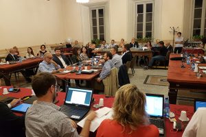 La Sala Stemmi quando ospitava il Consiglio comunale durante i lavori di restauro dell'aula storica