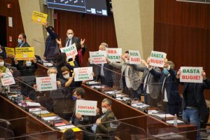 consiglio-regionale-protesta (2)