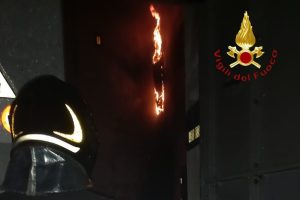copertina-vigili-fuoco-cabina-elettrica-fiamme-via-varesina
