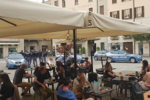 coronavirus-aperitivo-krudo-piazza-volta-controlli-2