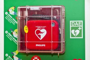 Defibrillatore di ComoCuore alla scuola professionale Cias