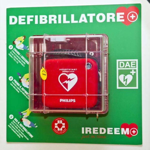 Defibrillatore di ComoCuore alla scuola professionale Cias