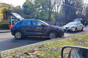 divieto sosta viale varese rimozione polizia locale 1