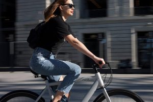 donna-bicicletta-1