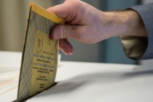 elezioni politiche urna scheda voto