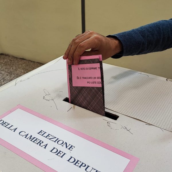 elezioni-seggio-urna-scheda-elettorale (1)