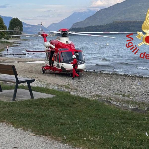 elicottero vigili del fuoco lago