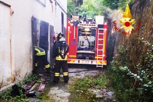 erba-incendio-oratorio-vigili-fuoco