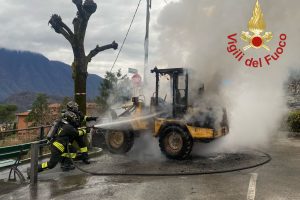 escavatore-incendio-mezzegra-vigili-fuoco