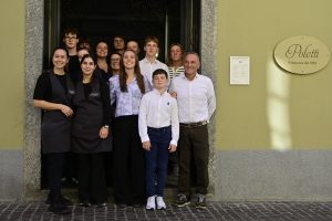 famiglia poletti con alcuni collaboratori