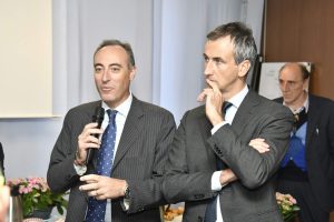 Giulio Gallera, a sinistra con il presidente del consiglio regionale, Alessandro Fermi, a destra