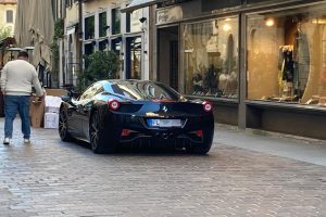 ferrari-auto-tedesca-divieto-sosta
