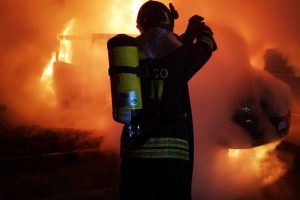 fiamme-fuoco-auto-via-giussani-pompieri-vigili (5)