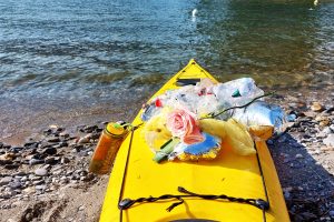 fiore-rosa-kayak-spazzatura-rifiuti-lago-racconto-lettore-3