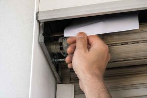 Perché tutti stanno infilando un foglio di carta nel cassonetto della tapparella: effettivamente funziona-comozero.it