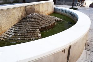 fontana-piazza-gobetti-vandali-ripulita