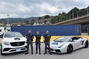 foto comunicato stampa auto sequestrate
