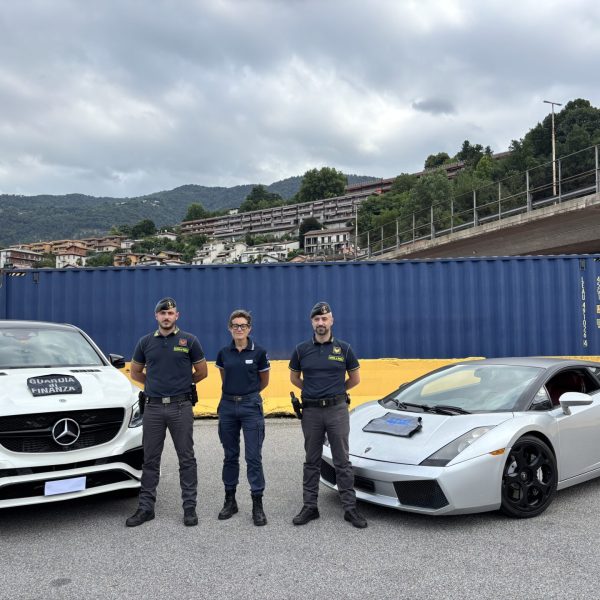 foto comunicato stampa auto sequestrate
