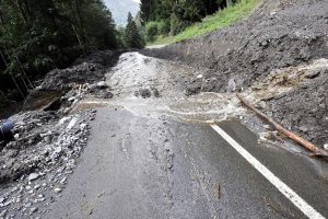 frana-alluvione-strada-allagata-detriti
