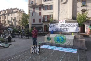 fridays-manifestazione-piazza-volta-1