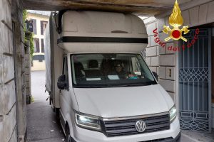 furgone-incastrato-vigili-fuoco