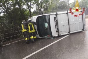 furgone-ribaltato-via-bixio-vigili-fuoco