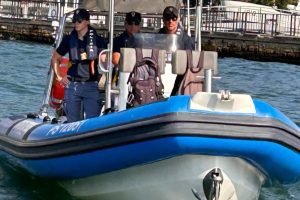 gommone polizia barca