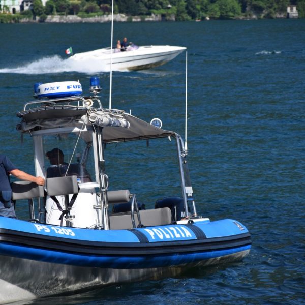 gommone-polizia-lago