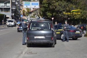 guardia-di-finanza-auto-ticinese-ticino