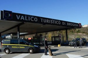 guardia-finanza-cinofili-cane-dogana-valico-brogeda-chiasso