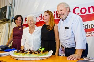 Como piazza Cavour festa di compleanno per Nonna Pupa alla presentazione del suo libro 