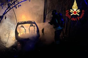 incendio-auto-cadorago-vigili-del-fuoco