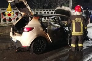 incendio-auto-cermenate-vigili-fuoco