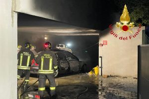 incendio-auto-novedrate-vigili-fuoco-1