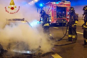 incendio-auto-pedemontana-vigili-fuoco-1