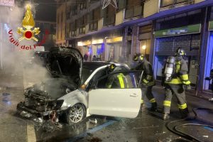 incendio-auto-ponte-chiasso-vigili-fuoco