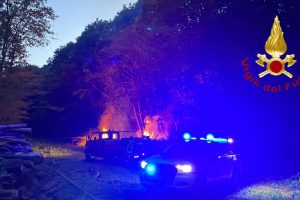 incendio-baracca-alzate-verzago-vigili-fuoco