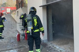 incendio-batteria-cermenate-vigili-fuoco-1